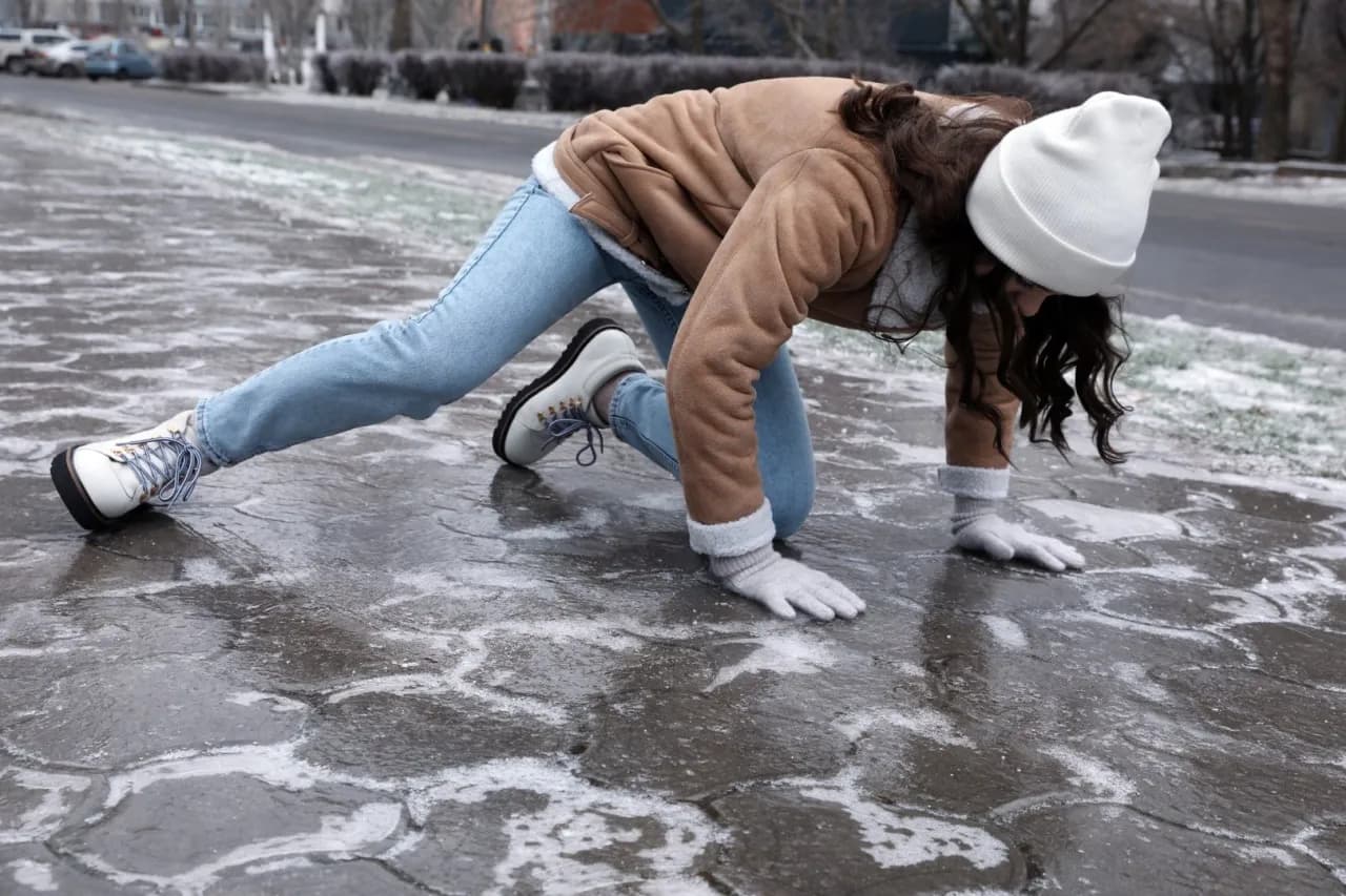 Skuteczne sposoby na posypanie śliskiego chodnika, aby uniknąć upadków