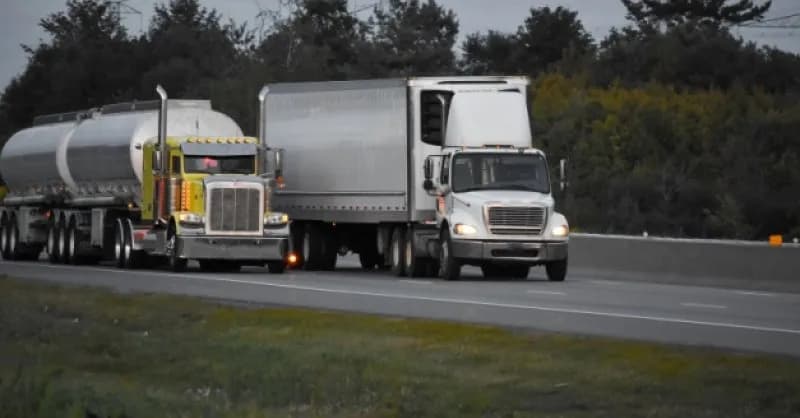 Czy tiry mogą wyprzedzać na autostradzie? Sprawdź zasady i wyjątki