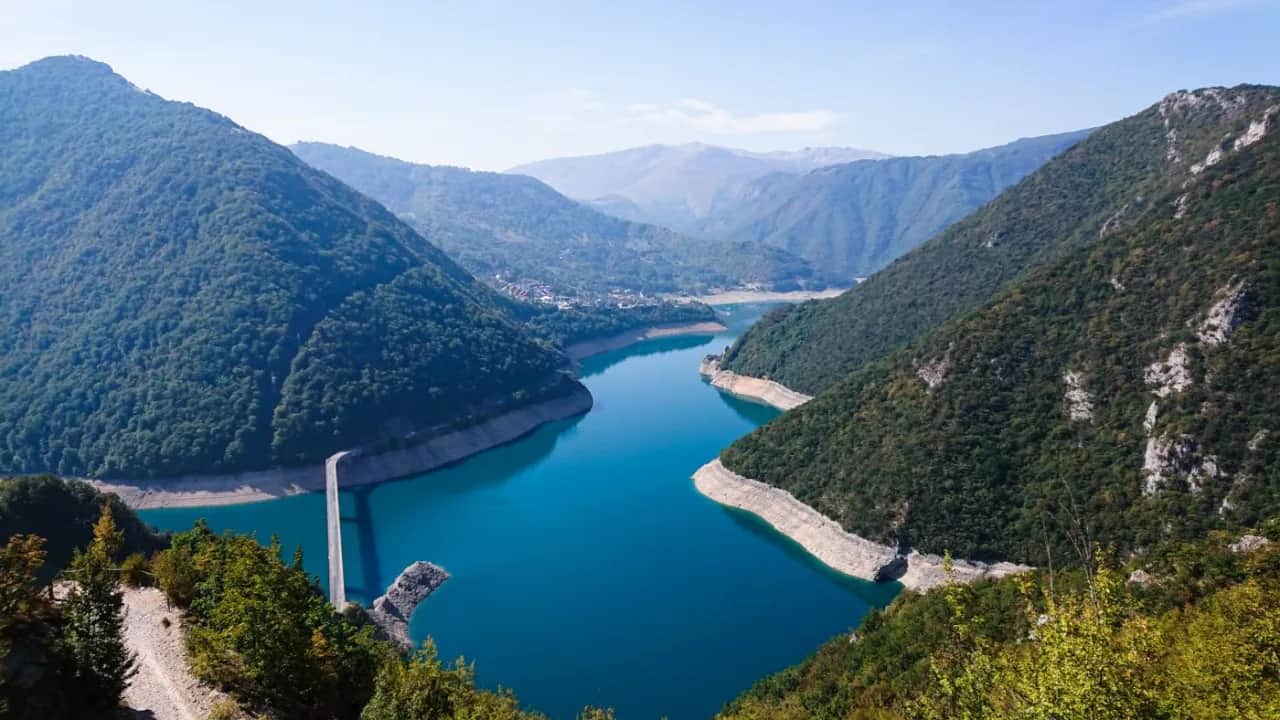 Ile się jedzie autokarem do Czarnogóry? Sprawdź czas i koszty podróży