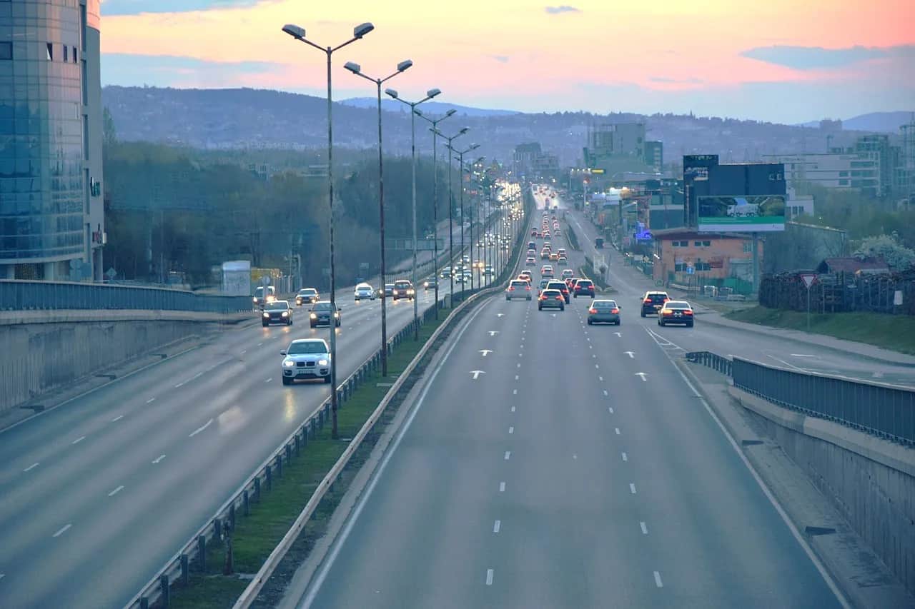 Czym się różni autostrada od drogi ekspresowej? Kluczowe różnice