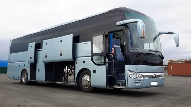 Ile kosztuje wynajem autokaru? Sprawdź ceny i ważne czynniki