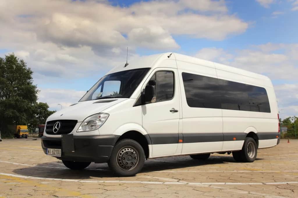 Jakie prawo jazdy potrzebne do busa na 9 osób w Polsce? Sprawdź!