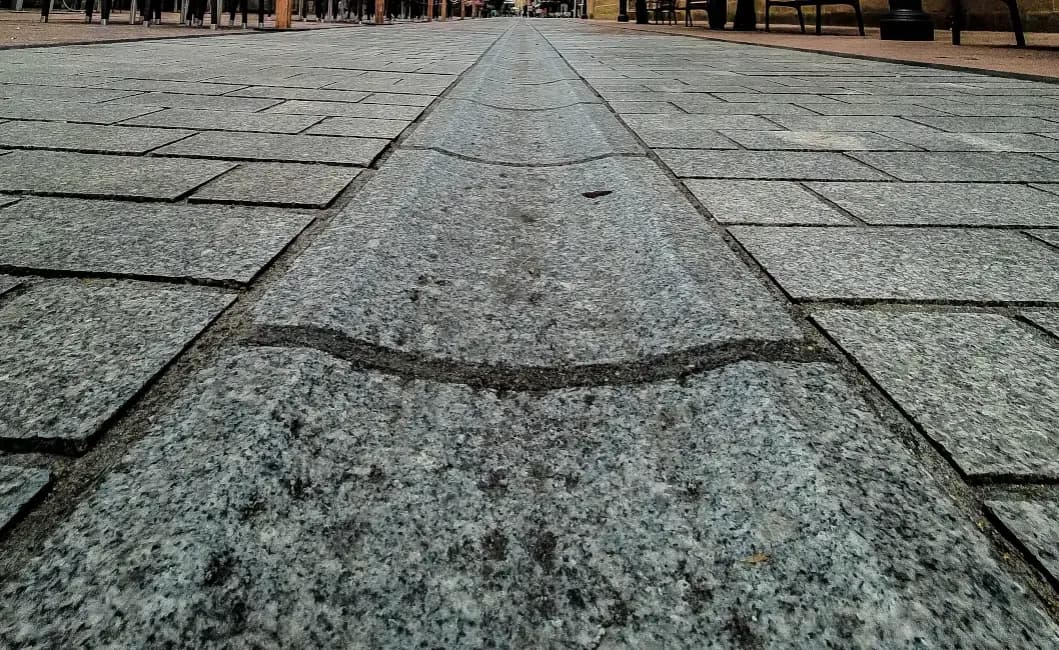 Jak naprawić stary chodnik betonowy i uniknąć kosztownych błędów