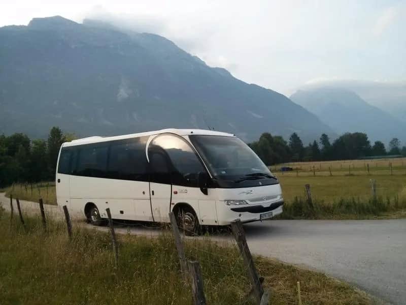 Ile autokar bierze za kilometr? Ceny wynajmu, które Cię zaskoczą