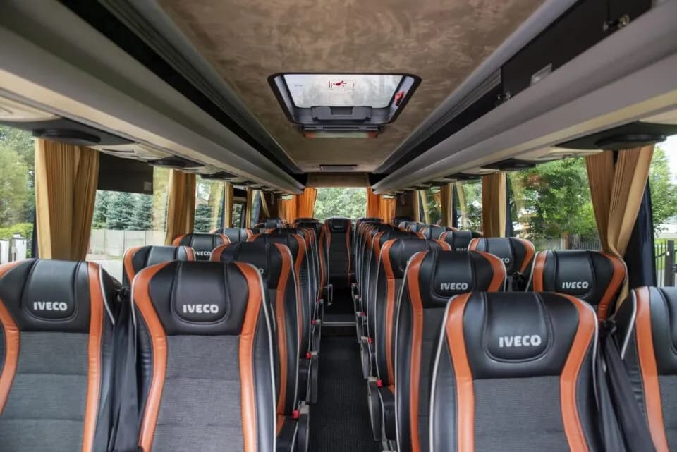 Jak wygląda autokar sypialny - komfort i funkcje, które zaskakują