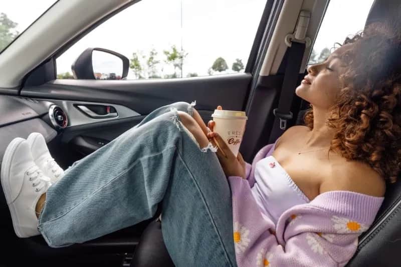 Jak zasnąć w autokarze: skuteczne sposoby na komfortowy sen w podróży