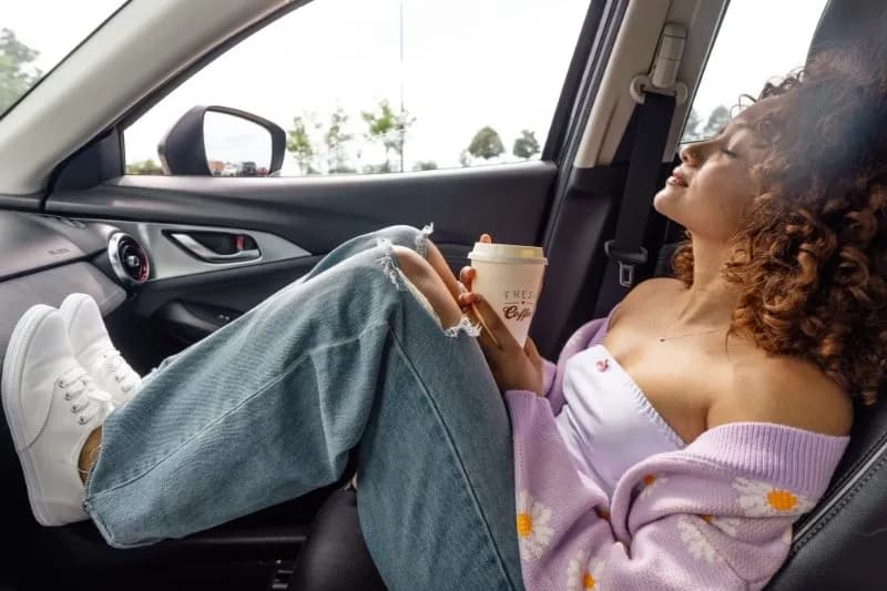 Jak zasnąć w autokarze: skuteczne sposoby na komfortowy sen w podróży