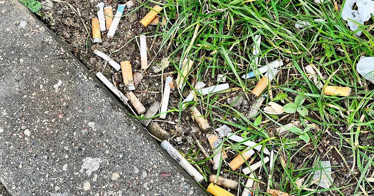 Czy można palić idąc chodnikiem? Sprawdź przepisy i zasady