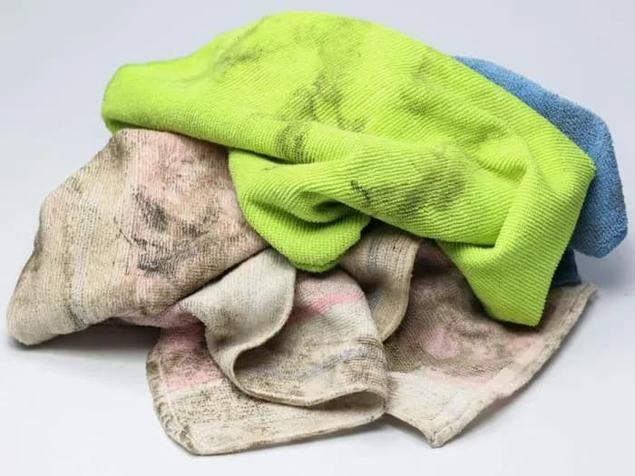 Skuteczne sposoby na usunięcie plamy z asfaltu na ubraniu