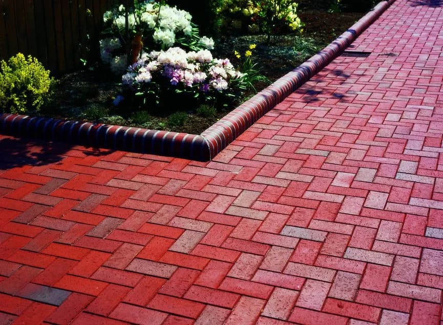 Jak zrobić chodnik z czerwonej cegły - uniknij najczęstszych błędów