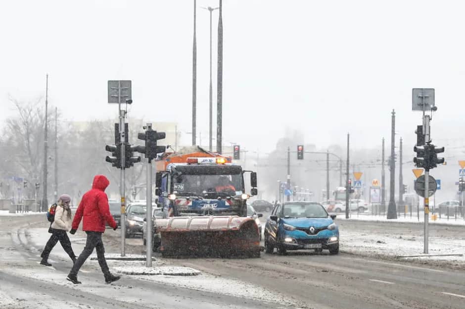 Kto odpowiada za odśnieżanie chodnika? Sprawdź swoje obowiązki prawne