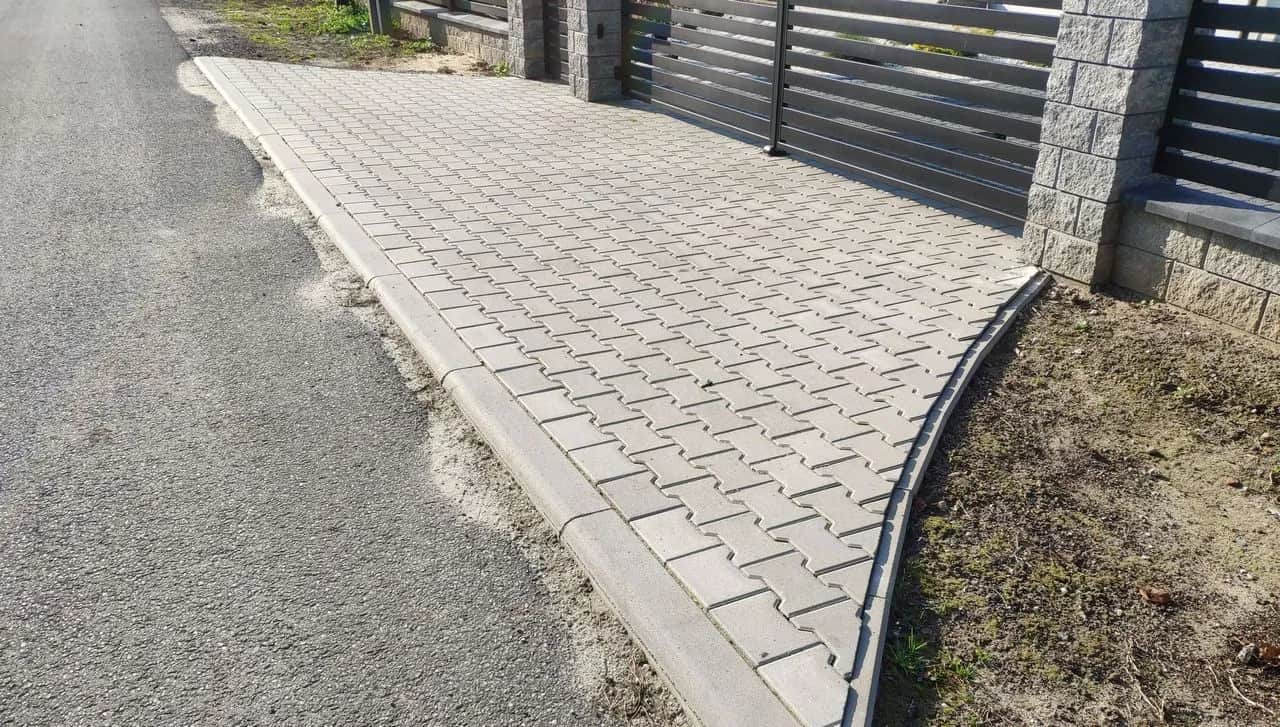 Asfalt czy kostka - co wybrać, aby uniknąć wysokich kosztów?