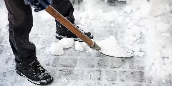 Czy jest obowiązek odśnieżania chodnika? Sprawdź, co grozi za nieprzestrzeganie