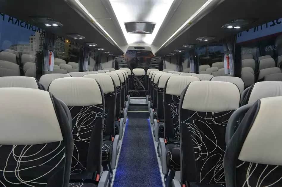 Ile jest miejsc z tyłu w autokarze? Odkryj tajemnice układu siedzeń