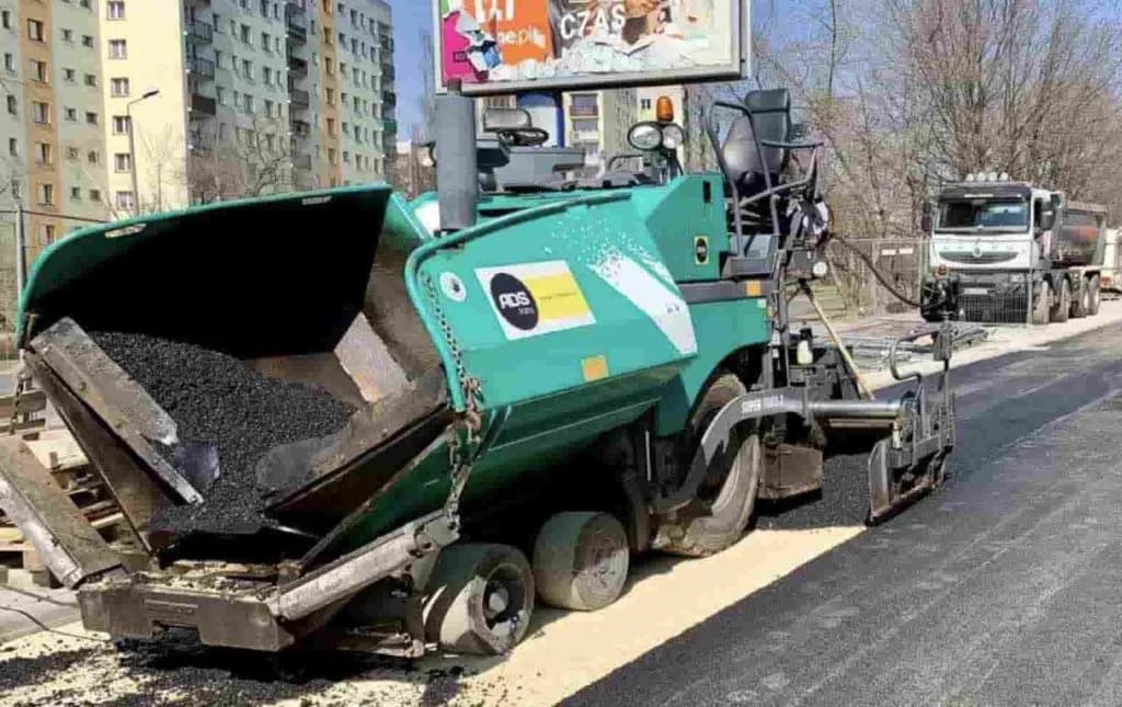 Ile kosztuje wylanie asfaltu? Sprawdź, co wpływa na cenę