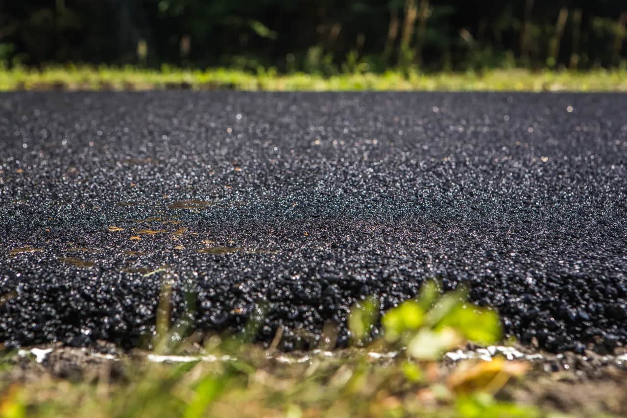 Asfalt co to? Poznaj właściwości i zastosowania tego materiału