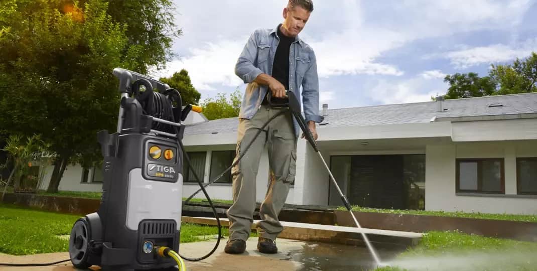 Skuteczne sposoby na zwalczenie chwastów na chodniku bez chemii