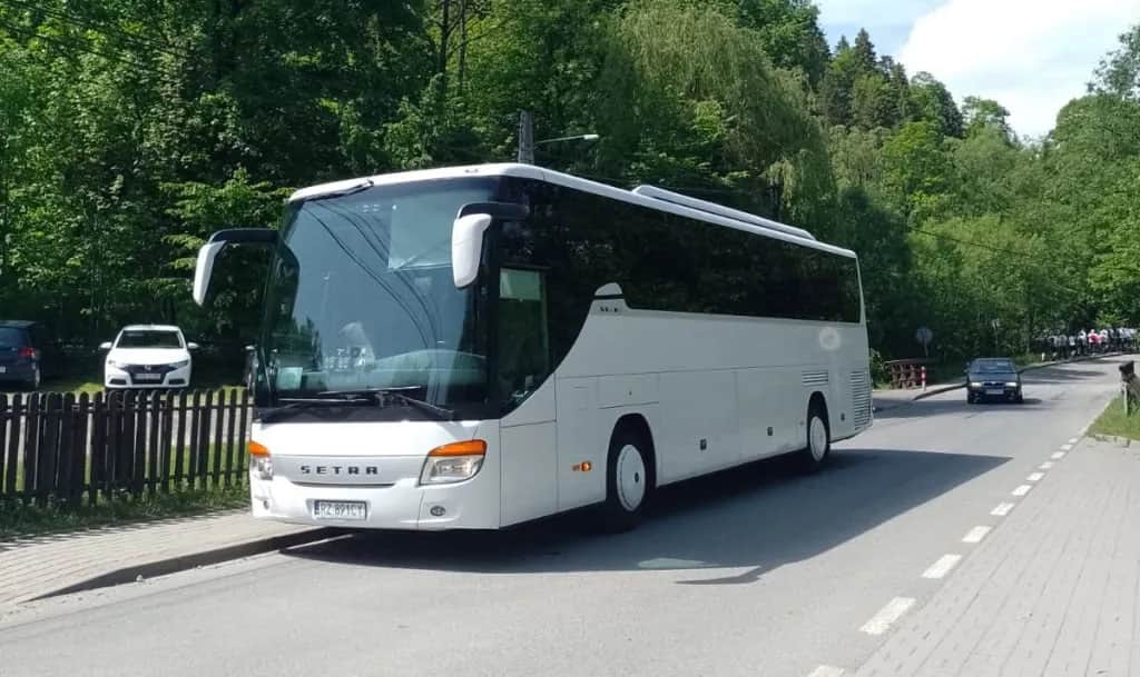 Autobus czy autokar - kluczowe różnice, które musisz znać