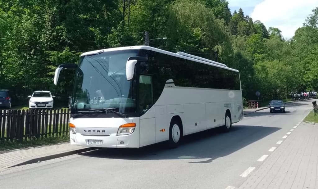 Autobus czy autokar - kluczowe różnice, które musisz znać