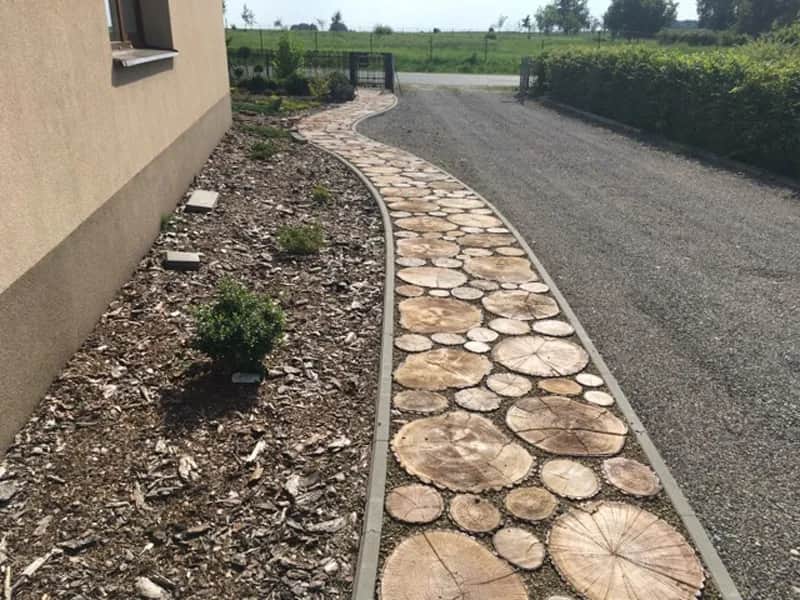 Jak zrobić chodnik z plastrów drewna - krok po kroku i bez błędów