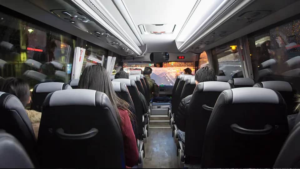 Ile miejsc siedzących ma autokar? Kluczowe różnice między modelami