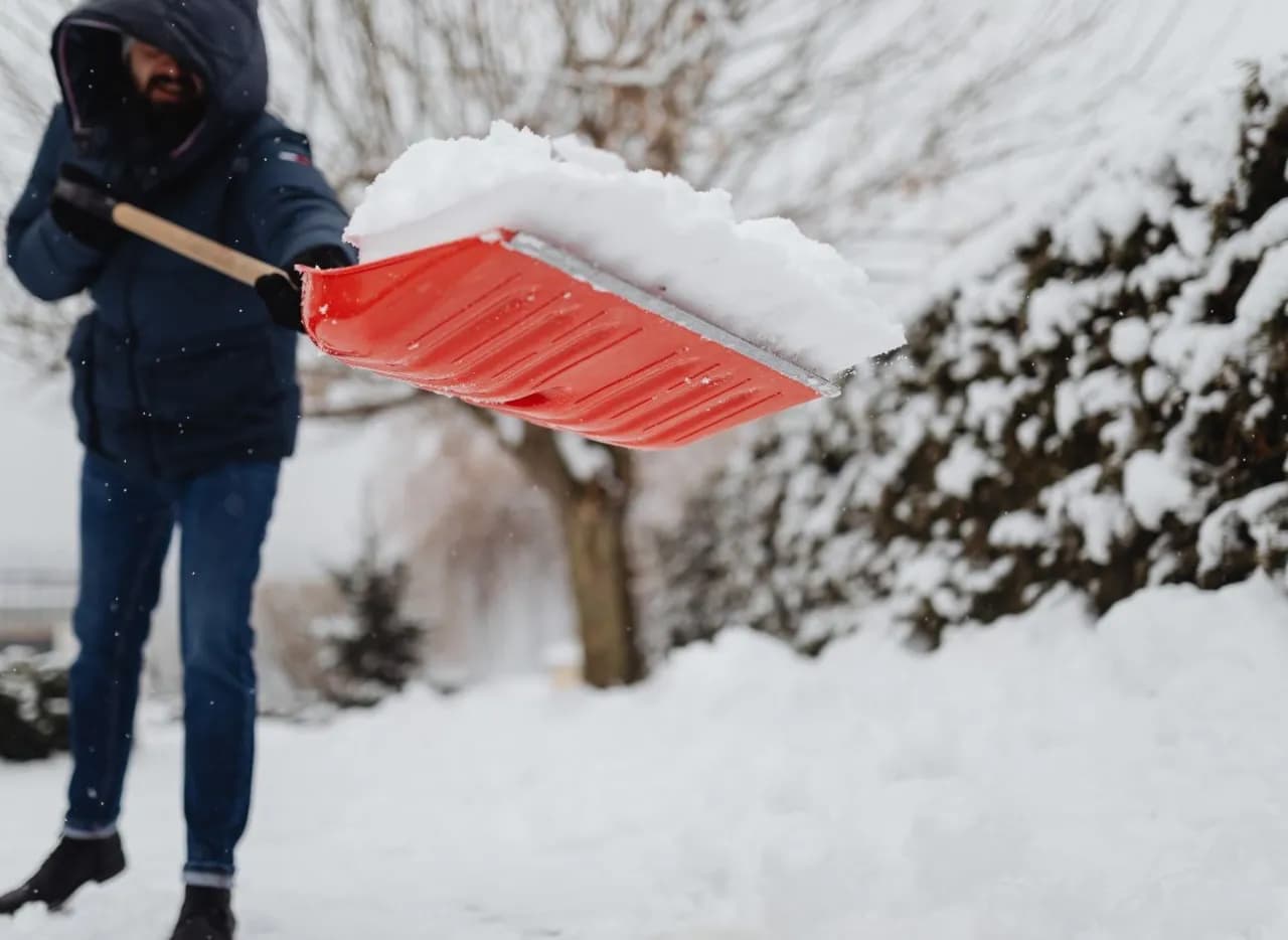 Kto odpowiada za odśnieżanie chodnika i dachu? Właściciel czy najemca?