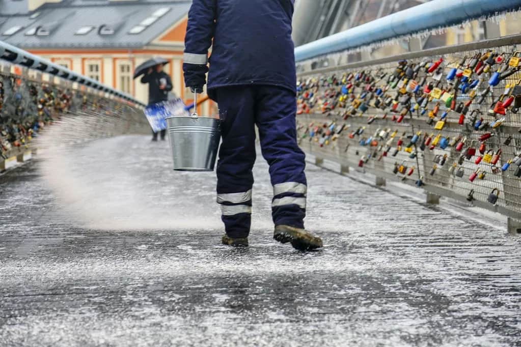 Skuteczne alternatywy dla soli na chodnik – uniknij zniszczeń i zagrożeń