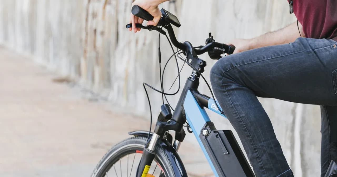 Czy można jeździć rowerem po chodniku? Sprawdź ważne zasady i wyjątki