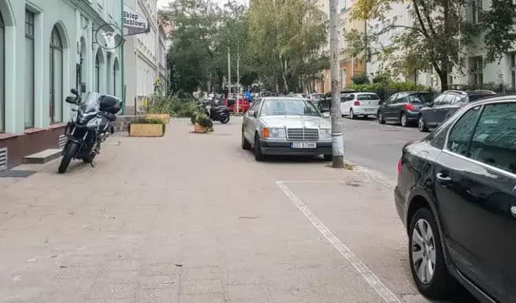 Czy można pchać motor po chodniku? Sprawdź przepisy i zasady