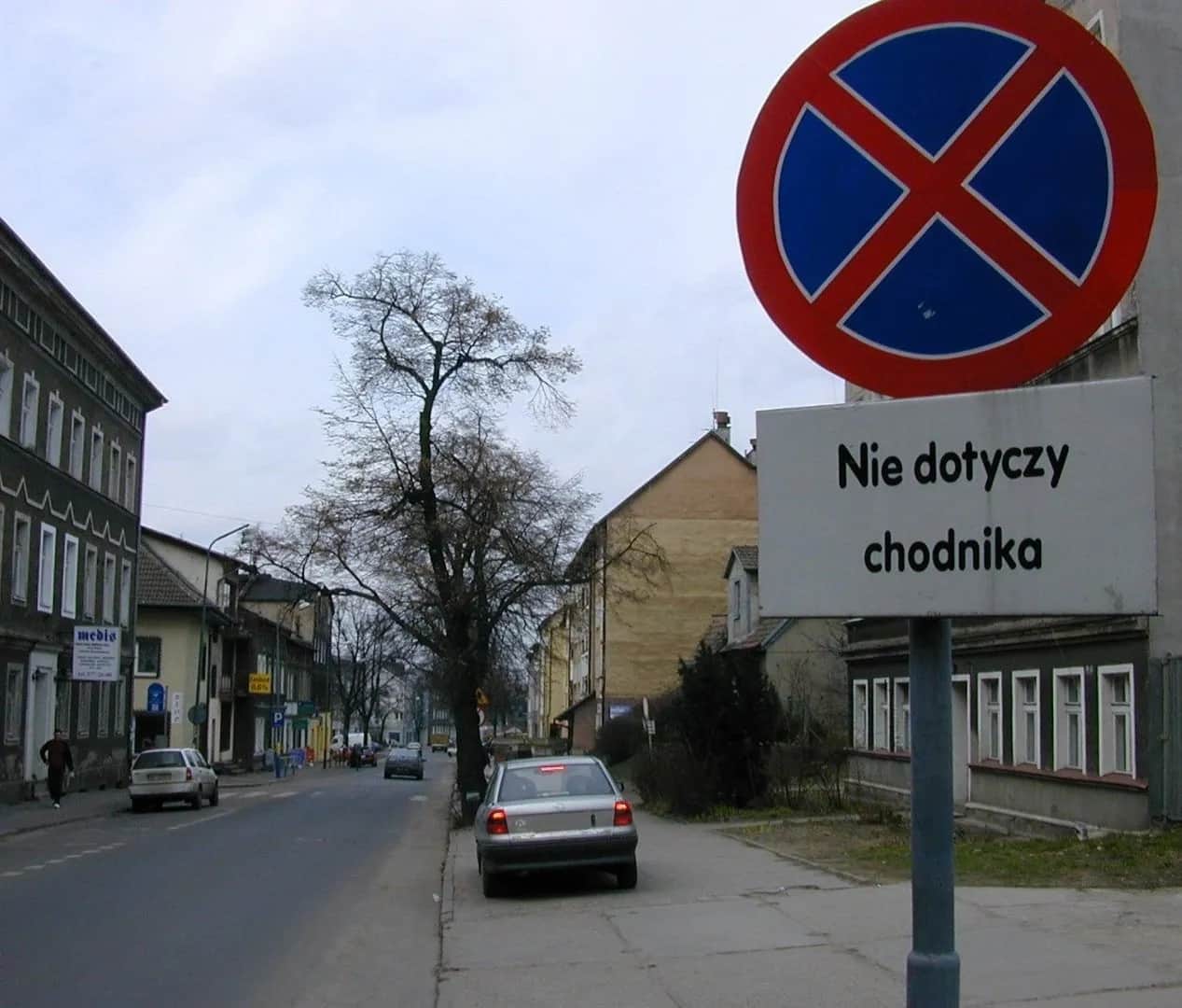 Czy widoczny znak zakazu dotyczy tylko chodnika? Sprawdź zasady!