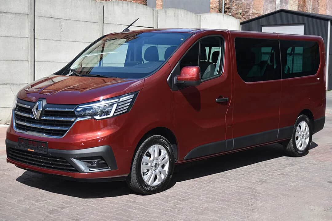 Najlepsze busy 9 osobowe - porównanie modeli i wynajem w 2023