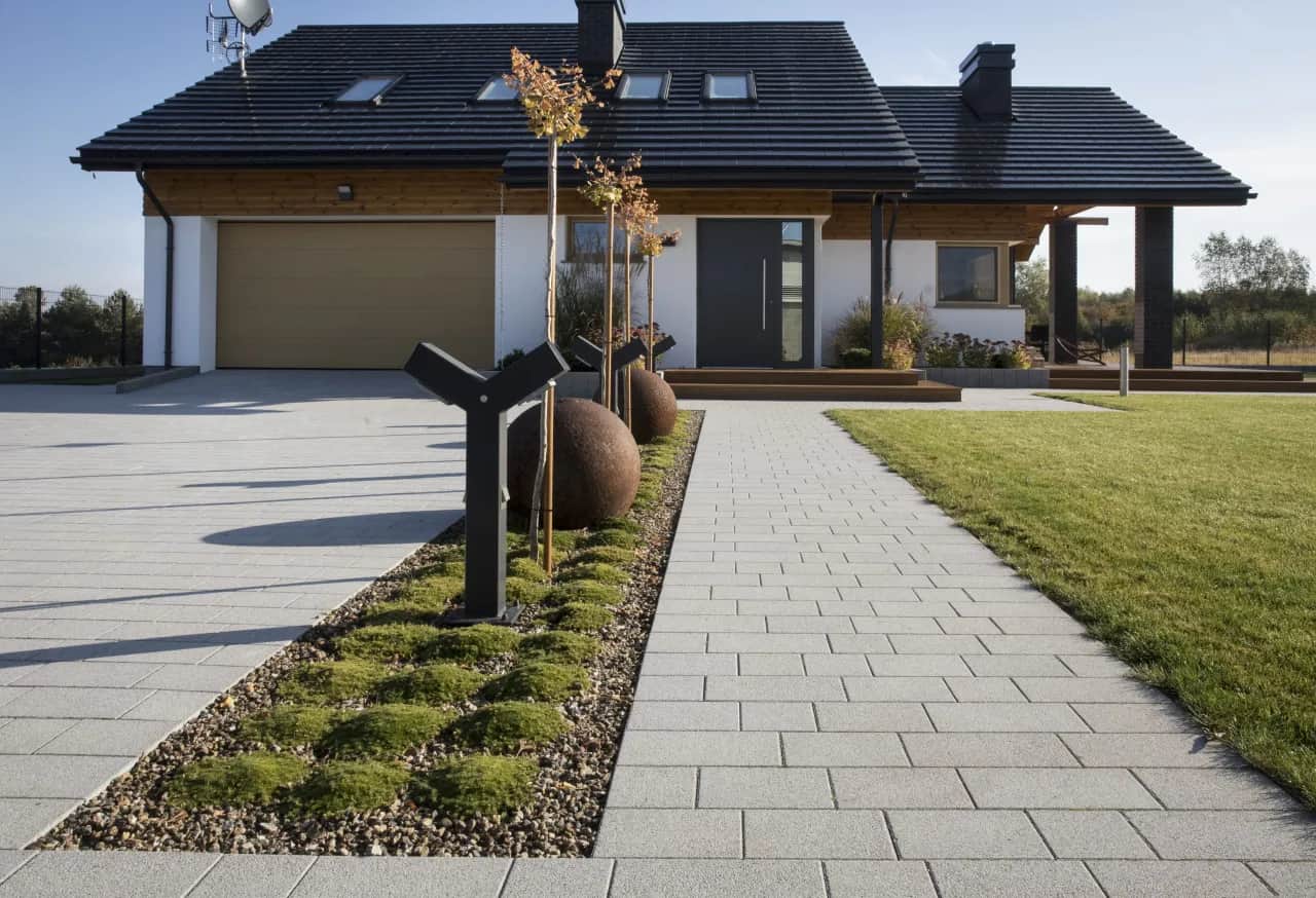 Kostki brukowe z których układa się chodniki i ścieżki rowerowe - porównanie materiałów