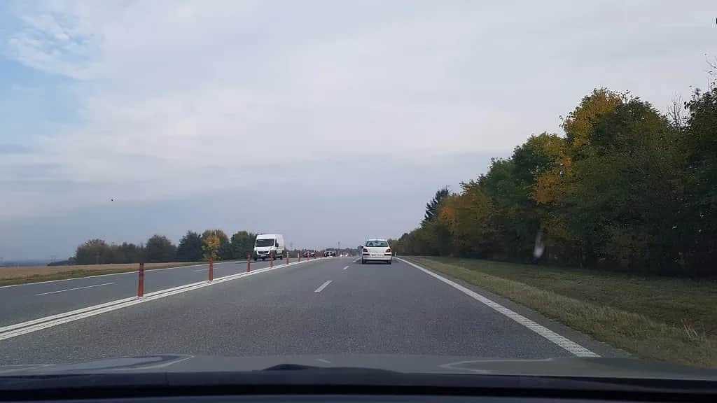 Z jaką prędkością może jechać autokar na różnych drogach w Polsce?