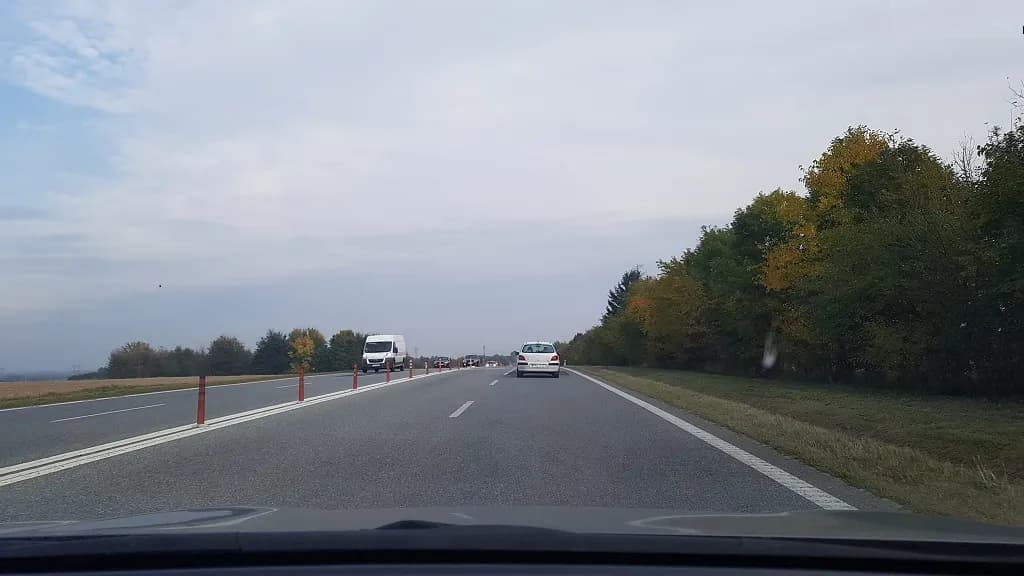 Z jaką prędkością może jechać autokar na różnych drogach w Polsce?