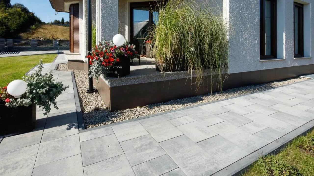 Jaka szerokość chodnika do domu? Odkryj komfortowe rozwiązania