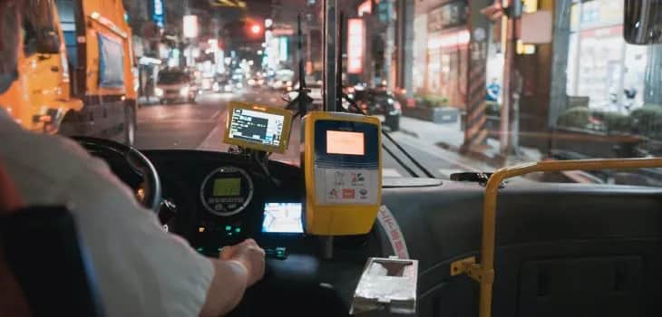 Ile zarabia kierowca autokaru? Odkryj prawdziwe zarobki w Polsce