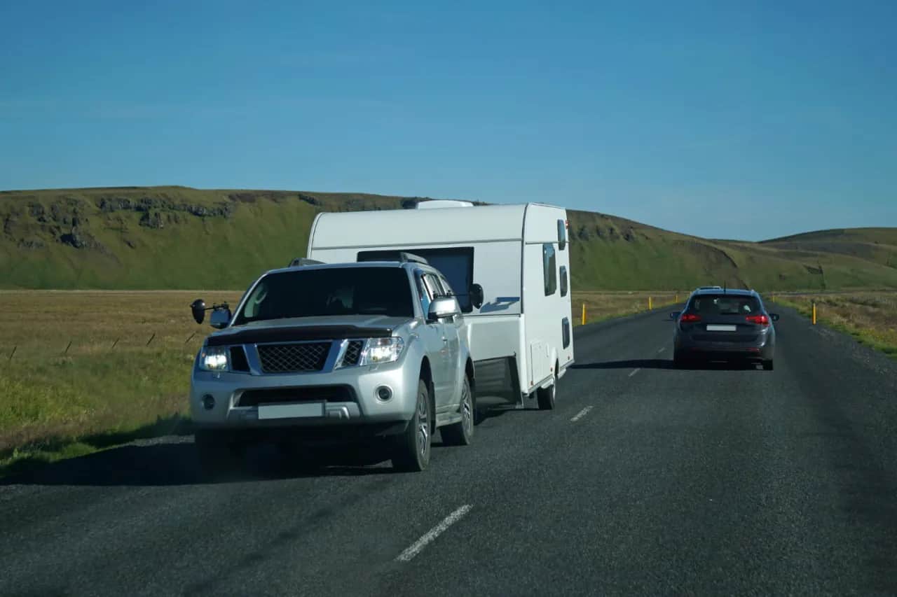 Czy bus z przyczepą musi mieć e-toll? Sprawdź ważne zasady i kary