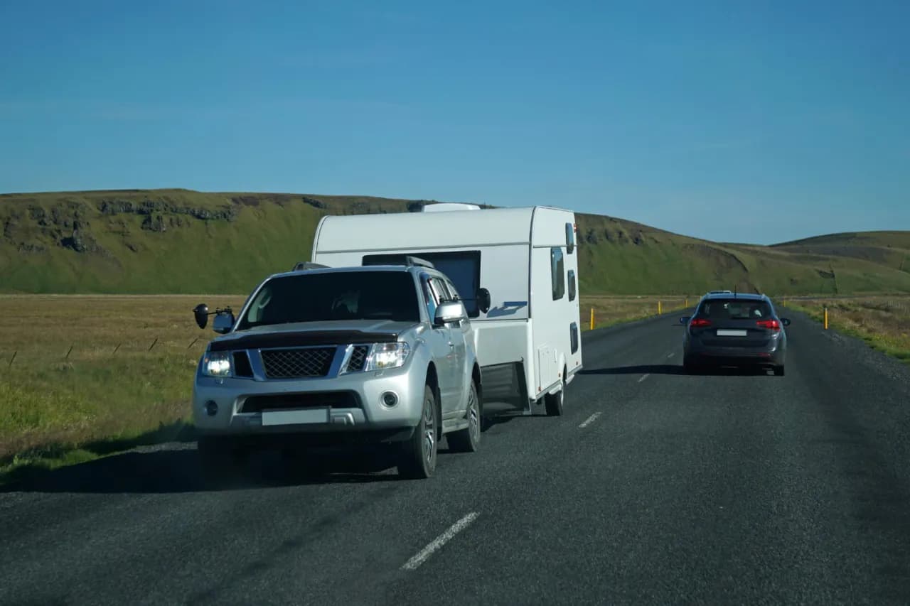 Czy bus z przyczepą musi mieć e-toll? Sprawdź ważne zasady i kary