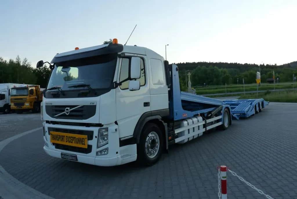 Ile można jechać autolawetą na autostradzie? Sprawdź, by uniknąć kar