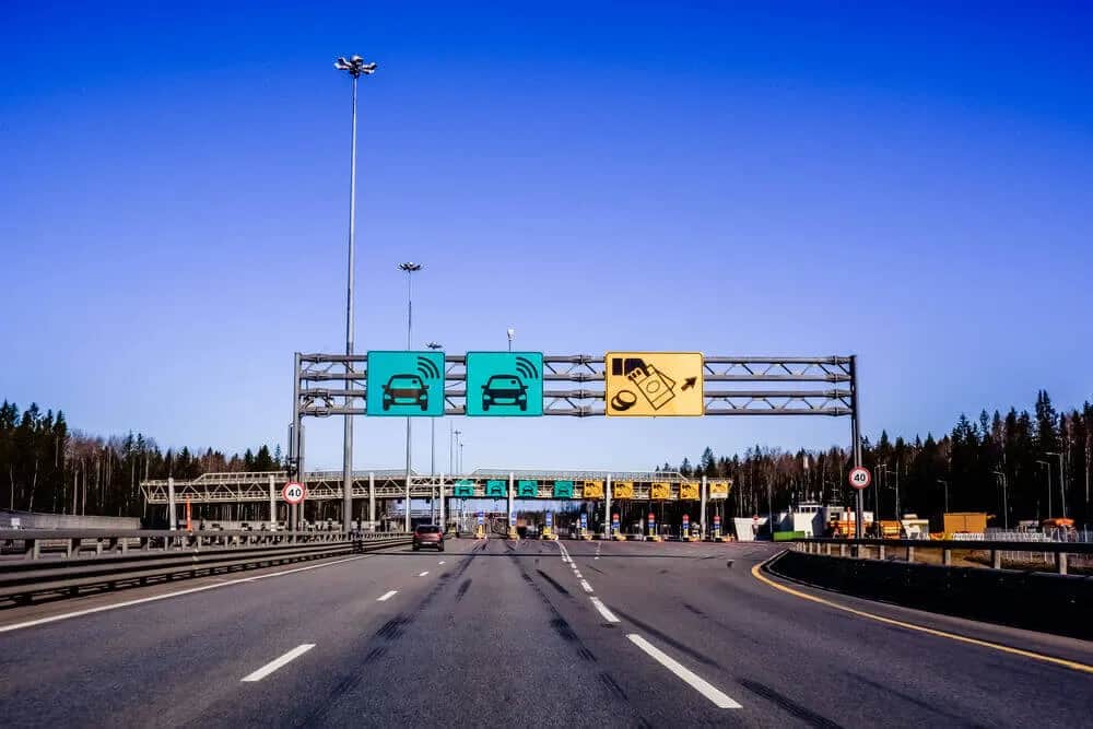 Czym płacić za autostrady w Polsce? Odkryj najtańsze metody płatności