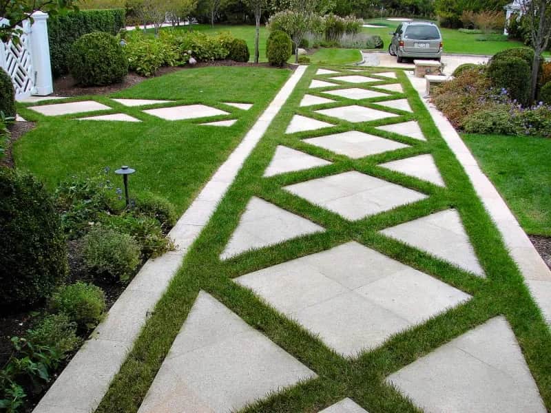 Jakim materiałem wyłożyć betonowy chodnik przed domem, by zyskać styl?