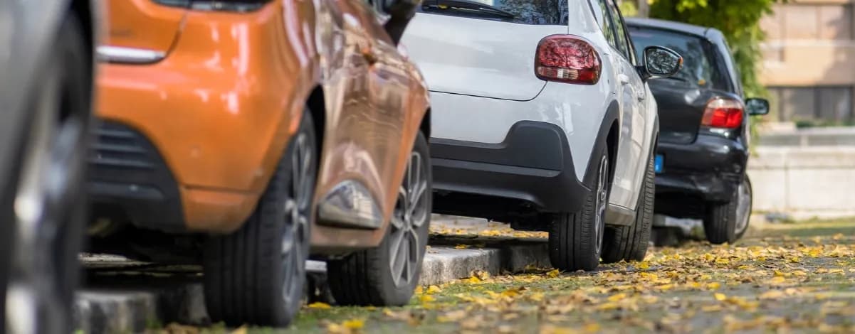 Ile miejsca trzeba zostawić parkując na chodniku, aby uniknąć mandatu?