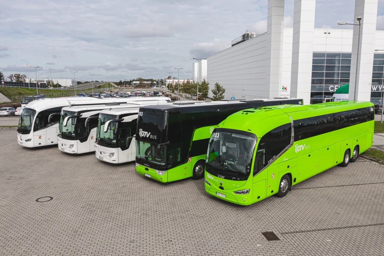 Co zabrać na długą podróż autokarem, by uniknąć niewygód i stresu