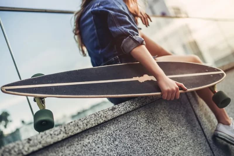 Czy można jeździć na deskorolce po chodniku? Przepisy i bezpieczeństwo