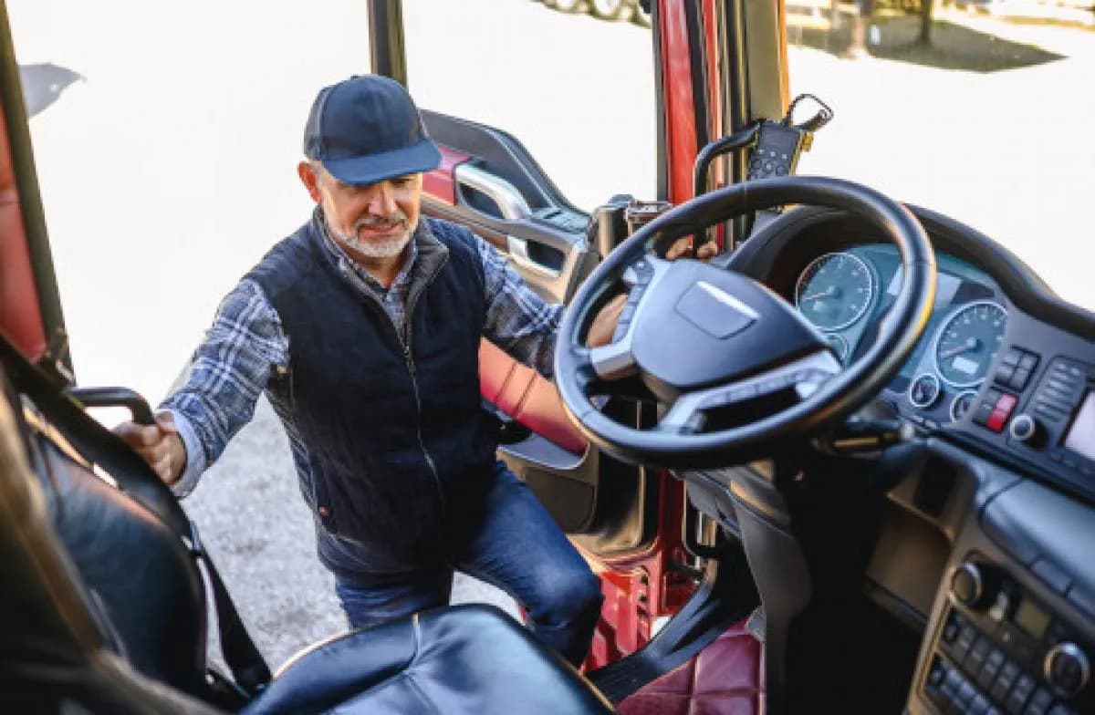 Ile osób może przewozić bus? Odkryj zasady i ograniczenia w Polsce