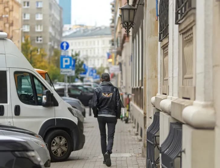 Ile wynosi mandat za parkowanie na chodniku? Uniknij wysokich kar