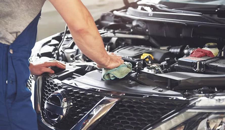 Jak skutecznie zmyć plamę oleju z asfaltu i uniknąć kłopotów