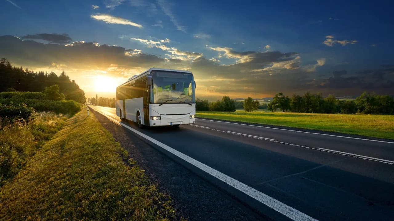 Ile kosztuje autokar za km? Sprawdź ceny i uniknij wysokich kosztów