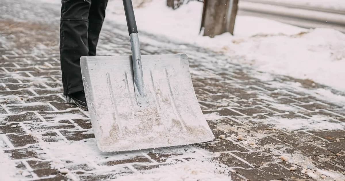 Kto powinien odśnieżać chodnik? Obowiązki i konsekwencje dla właścicieli